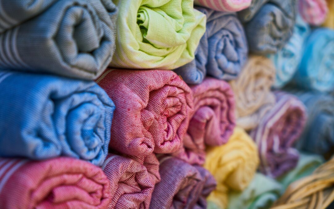Blaues Kleid und lila Mantel?